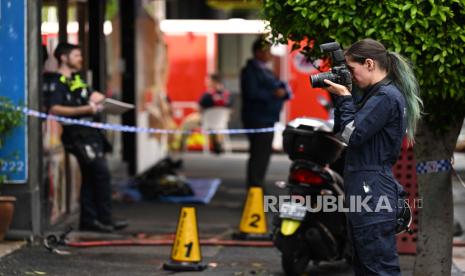 Seorang penyelidik forensik terlihat sedang bekerja menyusul kebakaran gedung di Bayside Health and Fitness and Body Moves di Hawthorn Road di Caulfield North di Melbourne, Australia, (23/1/2024).