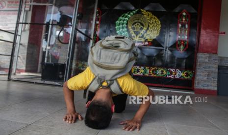 Warga binaan melakukan sujud syukur usai menerima surat remisi Kemerdekaan RI.