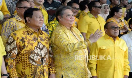 Bakal Calon Presiden yang juga Ketua Umum Partai Gerindra Prabowo Subianto berbincang bersama Ketua Umum Partai Golkar Airlangga Hartarto saat menghadiri acara Golkar Institute, di DPP Partai Golkar, Jakarta, Kamis (31/8/2023). Golkar Institute mengundang Prabowo Subianto sebagai pembicara dengan tema Menjawab Tantangan Kepemimpinan Masa Depan Menuju Indonesia Emas 2045.  