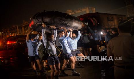 Personel TNI AL melakukan persiapan di Dermaga Pelabuhan JICT 2, Jakarta, Sabtu (9/1). Kegiatan tersebut untuk persiapan proses pencarian pesawat Sriwijaya Air SJ 182 yang hilang kontak di perairan Kepulauan Seribu. Republika/Thoudy Badai