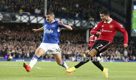  Cristiano Ronaldo (kanan) dari Manchester United mencetak keunggulan 1-2 selama pertandingan sepak bola Liga Premier Inggris antara Everton dan Manchester United di Liverpool, Inggris, Senin (10/10/2022) dini hari WIB.