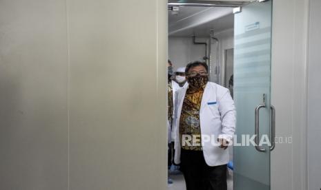 Menteri Riset dan Teknologi Bambang Brodjonegoro mengenakan jas laboratorium saat kunjungan kerja di Gedung Bio Farma, Jalan Pasteur, Kota Bandung, Rabu (29/7). Dalam kunjungan kerja tersebut, Menristek berkesempatan untuk meninjau pengembangan vaksin Covid-19 dalam negeri yang diberi nama Vaksin Merah Putih sekaligus mengecek kesiapan uji klinis vaksin Covid-19 di Bio Farma. Foto: Abdan Syakura/Republika