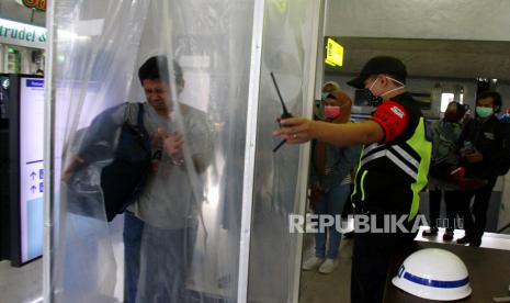 Penumpang kereta api antre untuk memasuki bilik disinfektan di pintu keluar stasiun Kotabaru, Malang. Sebanyak tiga orang pasien yang sebelumnya dinyatakan positif terjangkit COVID-19 di Kota Malang, Jawa Timur, dinyatakan sembuh dan telah dipulangkan ke rumah masing-masing.Sebanyak tiga orang pasien yang sebelumnya dinyatakan positif terjangkit COVID-19 di Kota Malang, Jawa Timur, dinyatakan sembuh dan telah dipulangkan ke rumah masing-masing.