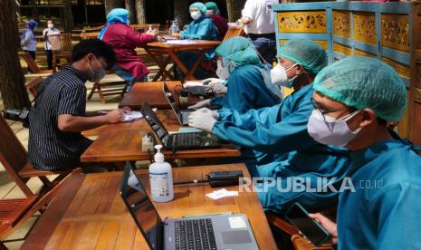 Tenaga kesehatan melakukan screening sebelim vaksinasi pelaku wisata di kawasan wisata Hutan Pinus Mangunan, Bantul Yogyakarta, Rabu (28/7). Sebanyak dua ribu pelaku wisata menjadi target vaksinasi massal Covid-19 oleh Pemerintah Kabupaten Bantul. Pada vaksinasi massal kali ini menggunakan vaksin Sinovac.