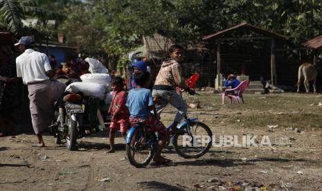 Umat Muslim berkumpul di kamp Thet Kel Pyin internally displaced people (IDP) di Sittwe, Rakhine State, Myanmar, 03 Februari 2021. Militer Myanmar merebut kekuasaan dan mengumumkan keadaan darurat selama satu tahun setelah menangkap Penasihat Negara Aung San Suu Kyi dan Myanmar presiden Win Myint dalam penggerebekan dini hari pada 01 Februari, menyusul meningkatnya ketegangan atas hasil pemilihan parlemen November lalu.