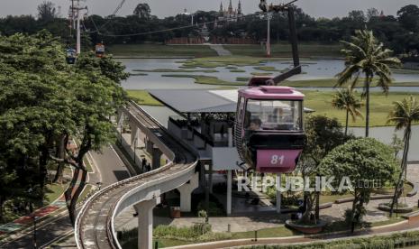 Sejumlah pengunjung menggunakan kereta gantung untuk melihat lanskap pulau Indonesia di Taman Mini Indonesia Indah, Jakarta, (ilustrasi)