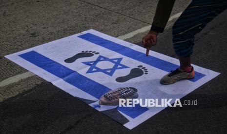 Sejumlah orang mengikuti aksi bela Palestina di depan Kantor Kedutaan Besar Amerika Serikat (AS), Jakarta, Ahad (10/11/2024). Dalam aksinya mereka mengutuk keras kekejaman genosida Israel dan menuntut pembebasan bumi Palestina dari penjajahan. Selain itu mereka juga menyerukan kepada seluruh umat Islam  untuk tetap semangat dalam membela saudara muslim di Palestina serta tidak mengundurkan diri dalam melakukan aksi boikot terhadap produk-produk Israel.