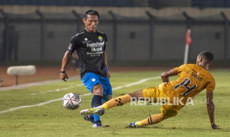 Henhen Herdiana (kiri) saat membela Persib Bandung.