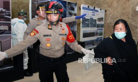 Etty binti Thoyib (kanan) pekerja migran Indonesia (PMI) yang terbebas dari hukuman mati di Arab Saudi bersiap menjalani pemeriksaan kesehatan setibanya di Bandara Soekarno Hatta, Tangerang, Banten, Senin (6/7/2020). Etty binti Thoyib lolos dari hukuman mati di Arab Saudi berkat tebusan 4 juta riyal atau Rp15,5 miliar yang didakwa meracuni sang majikan Faisal al Ghamdi hingga tewas.