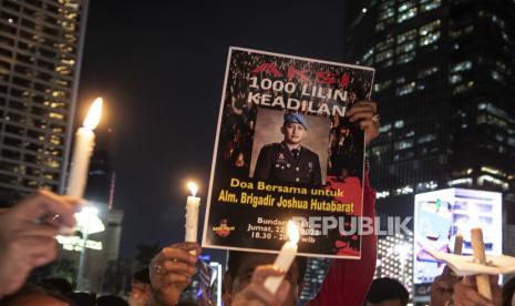 Peserta aksi dari Tim Advokat Penegakan Hukum dan Keadilan (TAMPAK) mengangkat poster saat aksi seribu lilin dan doa bersama untuk Alm Brigadir Yosua Hutabarat di Bundaran HI, Jakarta, Jumat (22/7/2022). Dalam aksi tersebut peserta aksi juga meminta agar penangangan kasus kematian Brigadir Nopryansah Yosua Hutabarat di kediaman Irjen Pol Ferdy Sambo dilakukan secara transparan. 