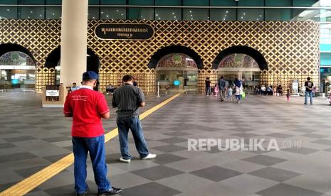 Penjemput menunggu penumpang di terminal kedatangan Bandara Internasional Yogyakarta (YIA), Kulonprogo, Yogyakarta, Jumat (30/12/2022). Pemerintah Kabupaten Bantul, Daerah Istimewa Yogyakarta, bekerja sama dengan Kementerian Perhubungan menyiapkan angkutan umum dengan rute Terminal Imogiri-Terminal Palbapang-Bandara Internasional Yogyakarta atau Yogyakarta International Airport (YIA) yang ada di Kabupaten Kulon Progo, dan sebaliknya.