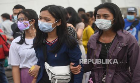 Kerabat korban pesawat Sriwijaya Air PK-CLC yang jatuh di perairan Pulau Seribu menunggu di Dermaga JICT, Jakarta, Senin (11/1/2021)i. 