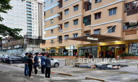 Warga berdoa di sekitar TKP sekeluarga bunuh diri, Apartemen Teluk Intan, Penjaringan, Jakarta Utara, Ahad (10/3/2024). 