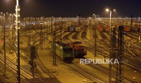 Lokomotif dan gerbong barang berdiri di stasiun barang Maschen, Selasa malam, 10 Agustus 2021, di Maschen, Jerman. Pemogokan yang diumumkan di Deutsche Bahn dimulai pada Selasa malam. Anggota Serikat Pengemudi Lokomotif Jerman awalnya membiarkan kereta barang berdiri, seperti yang dikonfirmasi oleh juru bicara.