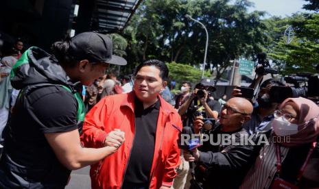 Menteri BUMN RI Erick Thohir (kedua kiri) bersalaman dengan pendukungnya usai menyerahkan berkas pendaftaran calon Ketua Umum PSSI periode 2023-2027 di Kantor PSSI, GBK Arena, Jakarta, Ahad (15/1/2023). Erick Thohir menjadi salah satu kandidat calon Ketua Umum PSSI yang akan dipilih pada Kongres Luar Biasa (KLB) pada 16 Februari 2023.