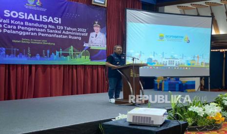 Wali Kota Bandung Imbau Orang Tua Jaga Anak Cegah Penculikan. Foto:  Wali Kota Bandung Yana Mulyana memberikan sambutan dalam Sosialisasi Peraturan Wali Kota Bandung Nomor 129 Tahun 2022 tentang Tata Cara Pengenaan Sanksi Administratif terhadap Pelanggaran Pemanfaatan Ruang di Hotel Savoy Homman Kota Bandung, Selasa (31/1/2023). 