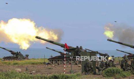  Dalam foto yang dirilis oleh Kantor Berita Militer Taiwan ini, senjata artileri Taiwan menembakkan peluru tajam selama latihan anti-pendaratan sebagai bagian dari latihan Han Guang yang diadakan di sepanjang pantai Pingtung di Taiwan, pada Kamis, 16 September 2021. Lima tahunan Taiwan hari latihan militer Han Guang dirancang untuk mempersiapkan pasukan pulau itu untuk serangan oleh China, yang mengklaim Taiwan sebagai bagian dari wilayahnya sendiri.