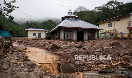 Kondisi meunasah (surau) tertimbun material lumpur pascabanjir bandang yang menerjang Desa Paya Tumpi, Kecamatan Kebayakan, Aceh Tengah, Aceh.