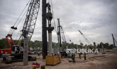 Sejumlah pekerja menyelesaikan pembangunan proyek tol Trans Sumatera ruas Palembang-Bengkulu Seksi Indralaya-Prabumulih di Indralaya, Ogan Ilir (OI), Sumatera Selatan, Kamis (3/9/2020). Pembangunan tol sepanjang 65 km tersebut ditargerkan rampung pada 2021.