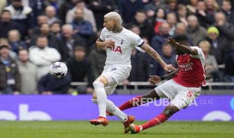 Penyerang Tottenham Hotspur Richarlison (kiri).