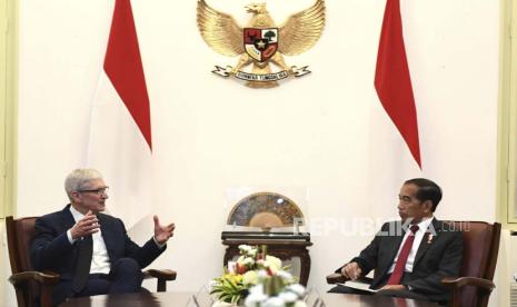 CEO Apple Tim Cook, kiri, berbincang dengan Presiden Indonesia Joko Widodo saat pertemuan di istana di Jakarta, Indonesia, Rabu, 17 April 2024.