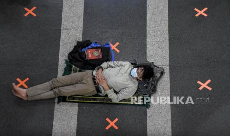 Umat muslim tertidur saat beritikaf pada sepuluh malam terakhir Ramadhan 1442 H di Masjid Pusdai, Kota Bandung, Senin (3/5) dini hari. Bagi yang Ingin Itikaf, Jangan Lupakan Syarat dan Rukun Itikaf 