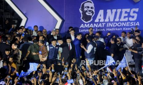 Bakal calon presiden dari Koalisi Perubahan untuk Persatuan, Anies Rasyid Baswedan (tengah), melambaikan tangan kepada para pendukung dan relawan sebelum menyampaikan pidato saat acara di Tennis Indoor Senayan, Jakarta, Ahad (7/5/2023). 