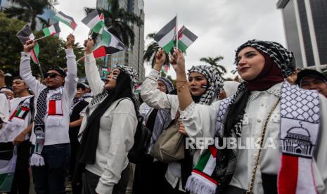 Peserta Aksi mengibarkan bendera Palestina saat Aksi Damai Aliansi Rakyat Indonesia Bela Palestina di kawasan Patung Kuda Arjuna Wijaya, Jakarta, Ahad (5/11/2023). Aksi tersebut menuntut agar konflik antara Palestina dan Israel segera dihentikan dan dilakukan penyelidikan internasional atas kejahatan kemanusiaan yang dilakukan oleh Israel untuk diajukan ke Mahkamah Internasional. Mereka juga menentang keras penjajahan Israel atas Palestina dan mengecam keras politik apartheid, genosida dan holokaus serta terorisme yang terus dilakukan Israel. Hal ini adalah demi kemanusiaan perdamaian dan keadilan. Dalam pernyataannya, Aliansi Rakyat Indonesia Bela Palestina, demi kemanusiaan yang adil dan beradab, menyatakan sikap atas Tragedi Kemanusiaan terhadap Gaza, Palestina akibat agresi, kekejaman dan kezaliman Zionis Israel.