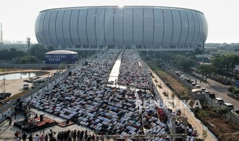 Foto aerial jamaah melaksanakan shalat Idul Fitri di Jakarta International Stadium (JIS), Jakarta, Senin (2/5/2022). Pemerintah Provinsi DKI Jakarta memusatkan pelaksanaan Shalat Idul Adha1443 Hijriah di Jakarta International Stadium (JIS) pada Ahad (10/7/2022)