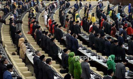 Sejumlah anggota dewan mengikuti sidang Paripurna DPR RI. 