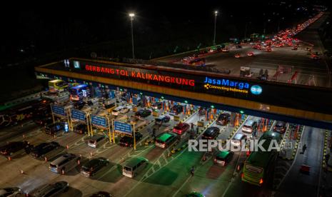 Foto udara suasana antrean kendaraan roda empat yang akan memasuki Gerbang Tol Kalikangkung, Semarang, Jawa Tengah, Kamis (28/4/2022). Volume kendaraan arus mudik Tol Trans Jawa Batang-Semarang dari arah Jakarta yang memasuki Gerbang Tol Kalikangkung menuju ke sejumlah wilayah di Jateng dan Jatim pada H-4 Lebaran hingga pukul 23:00 WIB terpantau padat. 