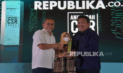 Menteri Perdagangan Zulkifli Hasan menyerahkan trophy pemenang CSR Kategori Lingkungan kepada Presiden Direktur PT Adaro Energy Indonesia Tbk Garibaldi Thohir dalam acara Anugerah CSR 2022 Republika.co.id di Jakarta, Selasa (27/9/2022). Anugerah CSR 2022 Republika.co.id ini merupakan rangkaian acara HUT-27 Republika.co.id. Republika/Prayogi 