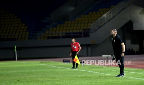 Pelatih PSS Dejan Antonic memberikan instruksi kepada pemain saat  melawan PSS pada pertandingan semifinal Piala Menpora 2021 di Stadion Manahan, Solo, Jawa Tengah, Senin (19/4). Persib memastikan melaju ke babak final usai bermain imbang 1-1 melawan PSS. Persib menang Engan agregat 3-2. Di final Persib akan menghadapi musuh bebuyutan Persija.