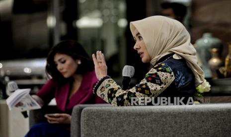 Direktur Utama PT Pertamina (Persero) Nicke Widyawati (kanan) memaparkan laporan kinerja Pertamina dalam kegiatan Gathering Pimpinan Redaksi Media bersama Direksi Pertamina di Gedung Grha Pertamina, Jakarta, Rabu (8/6/2022). Dalam pertemuan tersebut membahas tentang aktivitas terkini bisnis Pertamina. Republika/Thoudy Badai