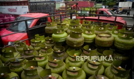 Pekerja menata tabung gas elpiji di salah satu agen di Rawasari, Jakarta, Senin (11/7/2022). Pemerintah saat ini tengah merevisi Peraturan Presiden Nomer 191 Tahun 2014 tentang subsidi energi. Tanpa adanya revisi perpres tersebut maka penyaluran barang subsidi baik itu BBM maupun LPG tidak bisa terlaksana dengan baik.