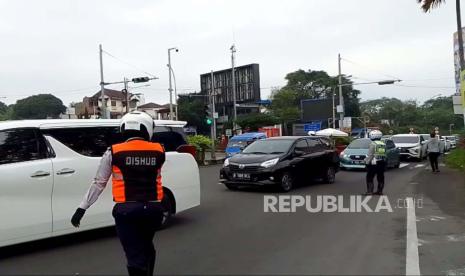 Situasi arus lalu lintas di Exit Tol Gadog, Kabupaten Bogor menuju jalur Puncak pada libur Hari Raya Nyepi, Rabu (22/3/2023). Kendaraan sempat mengantre karena ada pemeriksaan ganjil-genap. 