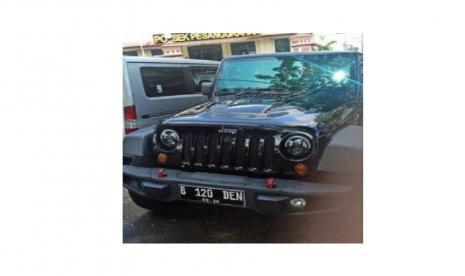 Mobil Jeep Rubicon Wrangler yang dipakai pelaku untuk memukuli korbannya sampai koma. Foto: Tangkapan layar.