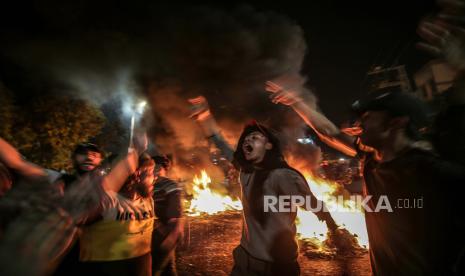 Warga Palestina memprotes Israel di Jalur Gaza utara, 25 April 2021. Warga Palestina memprotes poilice Israel yang menghalangi mereka mengakses daerah sekitar Gerbang Damaskus Kota Tua.