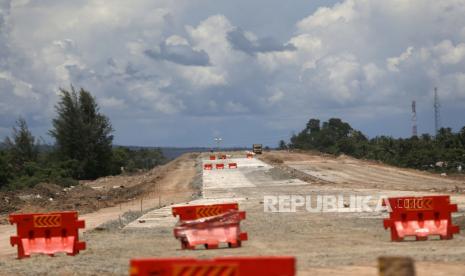 Pembangunan tol (ilustrasi). Kabupaten Ciamis menjadi salah satu daerah yang akan dilintasi jalan tol Gedebage-Tasikmalaya. Bupati Ciamis Herdiat Sunarya menginginkan pembangunan jalan tol itu harus memberikan keuntungan bagi masyarakat. 