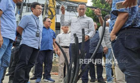 Pj Gubernur DKI Jakarta Heru Budi Hartono saat meninjau lokasi kabel semrawut di Jalan Gunung Sahari, Jakarta Pusat, Sabtu (18/3/2023).