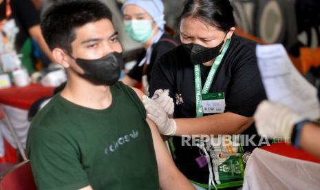 Petugas kesehatan menyuntikkan vaksin COVID-19 kepada seorang warga di terowongan Jalan Kendal, Jakarta, Sabtu (30/7/2022). Juru Bicara Pemerintah untuk Penanganan Covid-19 Wiku Adisasmito mengatakan untuk saat ini pemberian dosis keempat masih mengikuti skala prioritas yaitu bagi tenaga kesehatan, Namun kedepannya bukan tak mungkin sasaran vaksin dosis keempat tersebut dapat diperluas sesuai kebutuhan.Prayogi/Republika.