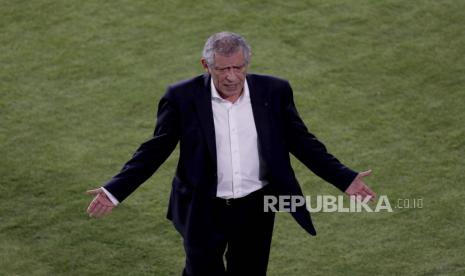 Pelatih Portugal Fernando Santos. 