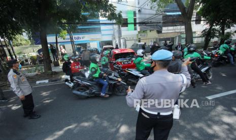 Polisi membubarkan kerumunan ojol saat aski menolak Pemberlakuan Pembatasan Kegiatan Masyarakat (PPKM) oleh massa gabungan pelajar, mahasiswa, pedagang dan ojol di Kawasan Balai Kota, Jalan Wastukancana, Kota Bandung, Rabu (21/7). Mereka berharap pemerintah segera menghentikan PPKM, karena kebijakan tersebut dianggap telah menyengsarakan rakyat.