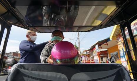 Camat Dungingi memberi masker dan teguran kepada warga saat razia masker di posko Kampung Tangguh Dungingi, Kota Gorontalo, Gorontalo, Selasa (1/6/2021). Pemerintah Kota Gorontalo mulai menerapkan pemberlakukan pembatasan kegiatan masyarakat (PPKM) mikro selama 14 hari dan mengoptimalkan posko penanganan dalam rangka pengendalian COVID-19. 