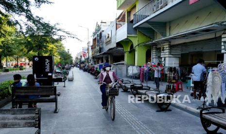 Wisatawan menghabiskan sore di kawasan Malioboro, Yogyakarta, Senin (27/9).