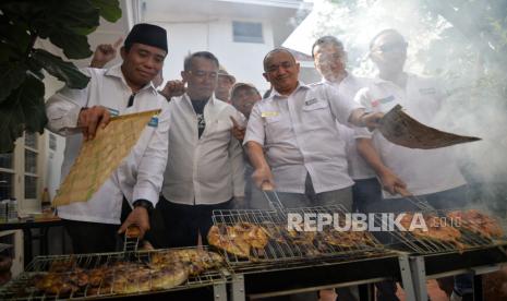 Para relawan membakar ikan usai acara deklarasi dukungan Gerakan Maritim dan Pejuang Laut (Gema Pelaut) AMIN di Markas Pemenangan Timnas AMIN, Menteng, Jakarta, Rabu (24/1/2024). Gema Pelaut Amin mendukung pasangan nomor urut 1 Anies-Imin dalam pilpres Februari mendatang, dalam deklarasi tersebut mereka menjanjikan 5 juta suara dan 1 juta saksi untuk paslon no urut 01 pada pilpres mendatang.