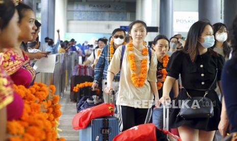 Turis China tiba di bandara internasional Ngurah Rai di Bali, pada Ahad, 22 Januari 2023. Sebuah penerbangan langsung dari China mendarat di pulau resor Bali di Indonesia untuk pertama kalinya pada hari Minggu dalam hampir tiga tahun setelah rute dibatalkan karena pandemi.se tourists arrive at Ngurah Rai international airport in Bali, Indonesia on Sunday, Jan. 22, 2023. A direct flight from China landed in Indonesia