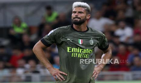 Reaksi Olivier Giroud dari AC Milan selama pertandingan sepak bola Serie A Italia antara AC Milan dan Bologna di stadion Giuseppe Meazza di Milan, Italia, 27 Agustus 2022.