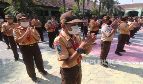 Sejumlah pelajar memperagakan cara mencuci tangan yang baik dan benar saat peringatan Hari Cuci Tangan Sedunia di SDN Banjaran 4, Kota Kediri, Jawa Timur, Jumat (15/10/2021). Kegiatan cuci tangan secara serentak sejumlah sekolah tersebut sebagai media edukasi kepada pelajar pentingnya mencuci tangan menggunakan sabun agar terhindar dari kuman dan virus berbahaya. 