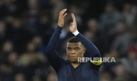  Pemain PSG Kylian Mbappe bertepuk tangan kepada para penggemar di akhir pertandingan sepak bola Liga Satu Prancis antara Paris Saint-Germain dan Rennes di Parc des Princes di Paris, Ahad (19/3/2023).